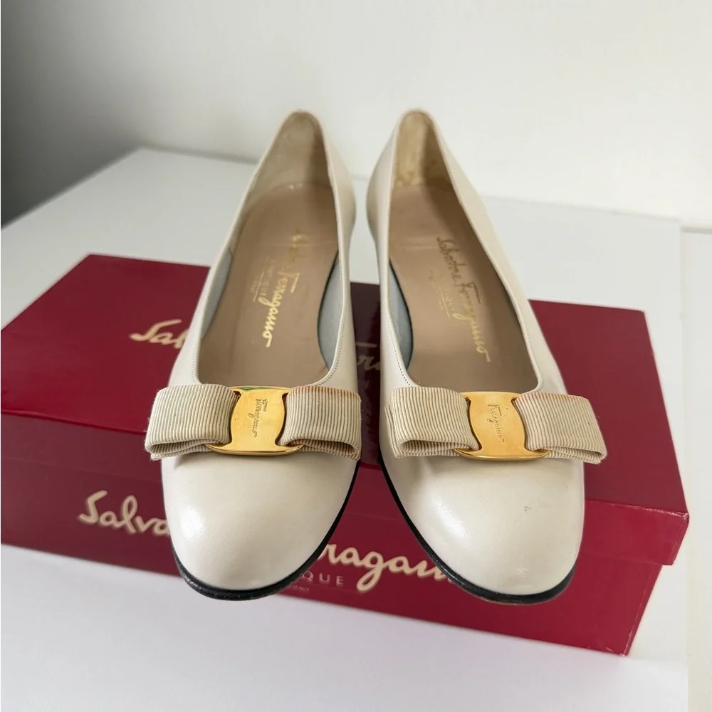 Salvatore Ferragamo Vara Bow Pumps Heel3’ Cream Gold Buckle Sz 7.5 Made In Italy - Picture 7 of 16
